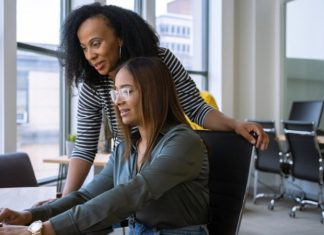Mentorlukta Veri Odaklı Yaklaşımlar Dijital dönüşümün iş dünyasından eğitime kadar birçok alanda etkisini artırdığı günümüzde, karar alma süreçlerinde verilerin önemi her geçen gün daha fazla hissediliyor. Geleneksel yöntemlerle yürütülen birçok süreç artık ölçülebilir sonuçlar ve somut göstergeler üzerinden değerlendiriliyor. Bu değişimden mentorluk uygulamaları da payını alıyor. Günümüzde kurumlar, eğitim organizasyonları ve girişimcilik merkezleri, mentorluk faaliyetlerini daha etkili hale getirmek için veri odaklı yaklaşımlar kullanmaya yöneliyor. Konulu bir haber görseli.