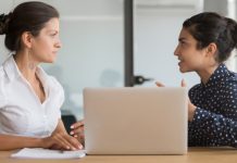 Mentorlukta Yapılan Yaygın Hatalar Günümüzde mentorluk, bireysel ve kurumsal gelişimin en önemli araçlarından biri olarak kabul ediliyor. Kariyer planlamasından girişimciliğe, liderlik gelişiminden profesyonel becerilerin artırılmasına kadar pek çok alanda uygulanan mentorluk programları, bilgi ve deneyim aktarımını sistemli hale getiriyor. Ancak her mentorluk süreci beklenen başarıya ulaşamayabiliyor. Bunun en önemli nedenlerinden biri, süreç içerisinde yapılan hatalar olarak gösteriliyor. Uzmanlara göre doğru yöntemlerle yürütülmeyen mentorluk ilişkileri, hem mentor hem de danışan açısından verim kaybına yol açabiliyor. Konulu bir haber görseli.