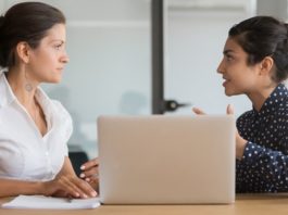 Mentorlukta Yapılan Yaygın Hatalar Günümüzde mentorluk, bireysel ve kurumsal gelişimin en önemli araçlarından biri olarak kabul ediliyor. Kariyer planlamasından girişimciliğe, liderlik gelişiminden profesyonel becerilerin artırılmasına kadar pek çok alanda uygulanan mentorluk programları, bilgi ve deneyim aktarımını sistemli hale getiriyor. Ancak her mentorluk süreci beklenen başarıya ulaşamayabiliyor. Bunun en önemli nedenlerinden biri, süreç içerisinde yapılan hatalar olarak gösteriliyor. Uzmanlara göre doğru yöntemlerle yürütülmeyen mentorluk ilişkileri, hem mentor hem de danışan açısından verim kaybına yol açabiliyor. Konulu bir haber görseli.