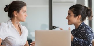 Mentorlukta Yapılan Yaygın Hatalar Günümüzde mentorluk, bireysel ve kurumsal gelişimin en önemli araçlarından biri olarak kabul ediliyor. Kariyer planlamasından girişimciliğe, liderlik gelişiminden profesyonel becerilerin artırılmasına kadar pek çok alanda uygulanan mentorluk programları, bilgi ve deneyim aktarımını sistemli hale getiriyor. Ancak her mentorluk süreci beklenen başarıya ulaşamayabiliyor. Bunun en önemli nedenlerinden biri, süreç içerisinde yapılan hatalar olarak gösteriliyor. Uzmanlara göre doğru yöntemlerle yürütülmeyen mentorluk ilişkileri, hem mentor hem de danışan açısından verim kaybına yol açabiliyor. Konulu bir haber görseli.