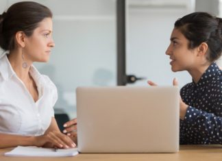 Mentorlukta Yapılan Yaygın Hatalar Günümüzde mentorluk, bireysel ve kurumsal gelişimin en önemli araçlarından biri olarak kabul ediliyor. Kariyer planlamasından girişimciliğe, liderlik gelişiminden profesyonel becerilerin artırılmasına kadar pek çok alanda uygulanan mentorluk programları, bilgi ve deneyim aktarımını sistemli hale getiriyor. Ancak her mentorluk süreci beklenen başarıya ulaşamayabiliyor. Bunun en önemli nedenlerinden biri, süreç içerisinde yapılan hatalar olarak gösteriliyor. Uzmanlara göre doğru yöntemlerle yürütülmeyen mentorluk ilişkileri, hem mentor hem de danışan açısından verim kaybına yol açabiliyor. Konulu bir haber görseli.