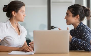 Mentorlukta Yapılan Yaygın Hatalar Günümüzde mentorluk, bireysel ve kurumsal gelişimin en önemli araçlarından biri olarak kabul ediliyor. Kariyer planlamasından girişimciliğe, liderlik gelişiminden profesyonel becerilerin artırılmasına kadar pek çok alanda uygulanan mentorluk programları, bilgi ve deneyim aktarımını sistemli hale getiriyor. Ancak her mentorluk süreci beklenen başarıya ulaşamayabiliyor. Bunun en önemli nedenlerinden biri, süreç içerisinde yapılan hatalar olarak gösteriliyor. Uzmanlara göre doğru yöntemlerle yürütülmeyen mentorluk ilişkileri, hem mentor hem de danışan açısından verim kaybına yol açabiliyor. Konulu bir haber görseli.