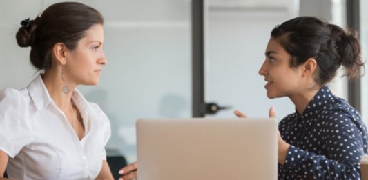 Günümüzde mentorluk, bireysel ve kurumsal gelişimin en önemli araçlarından biri olarak kabul ediliyor. Kariyer planlamasından girişimciliğe, liderlik gelişiminden profesyonel becerilerin artırılmasına kadar pek çok alanda uygulanan mentorluk programları, bilgi ve deneyim aktarımını sistemli hale getiriyor. Ancak her mentorluk süreci beklenen başarıya ulaşamayabiliyor. Bunun en önemli nedenlerinden biri, süreç içerisinde yapılan hatalar olarak gösteriliyor. Uzmanlara göre doğru yöntemlerle yürütülmeyen mentorluk ilişkileri, hem mentor hem de danışan açısından verim kaybına yol açabiliyor. Konulu bir haber görseli.