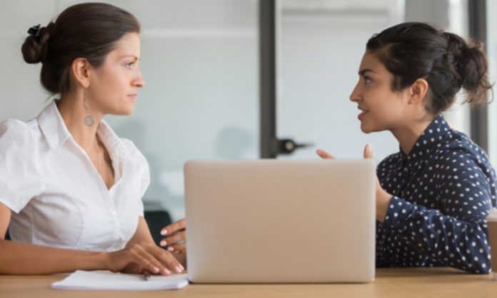 Mentorlukta Yapılan Yaygın Hatalar Günümüzde mentorluk, bireysel ve kurumsal gelişimin en önemli araçlarından biri olarak kabul ediliyor. Kariyer planlamasından girişimciliğe, liderlik gelişiminden profesyonel becerilerin artırılmasına kadar pek çok alanda uygulanan mentorluk programları, bilgi ve deneyim aktarımını sistemli hale getiriyor. Ancak her mentorluk süreci beklenen başarıya ulaşamayabiliyor. Bunun en önemli nedenlerinden biri, süreç içerisinde yapılan hatalar olarak gösteriliyor. Uzmanlara göre doğru yöntemlerle yürütülmeyen mentorluk ilişkileri, hem mentor hem de danışan açısından verim kaybına yol açabiliyor. Konulu bir haber görseli.