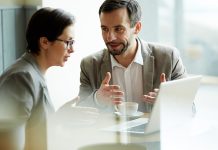 Mentorluk alanı, son yıllarda teknolojik gelişmeler ve değişen çalışma modelleriyle birlikte hızlı bir dönüşüm sürecine girmiş durumda. Geleneksel yüz yüze rehberlik anlayışı yerini daha esnek, veri destekli ve dijital odaklı modellere bırakıyor. Bu değişim, hem bireylerin hem de kurumların gelişim süreçlerini doğrudan etkiliyor. Özellikle mentorluk ekosistemi, yeni trendlerle birlikte daha erişilebilir ve ölçülebilir hale geliyor. Konulu bir haber görseli.