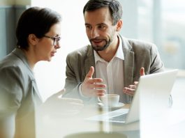 Mentorlukta Yeni Trendler Mentorluk alanı, son yıllarda teknolojik gelişmeler ve değişen çalışma modelleriyle birlikte hızlı bir dönüşüm sürecine girmiş durumda. Geleneksel yüz yüze rehberlik anlayışı yerini daha esnek, veri destekli ve dijital odaklı modellere bırakıyor. Bu değişim, hem bireylerin hem de kurumların gelişim süreçlerini doğrudan etkiliyor. Özellikle mentorluk ekosistemi, yeni trendlerle birlikte daha erişilebilir ve ölçülebilir hale geliyor. Konulu bir haber görseli.