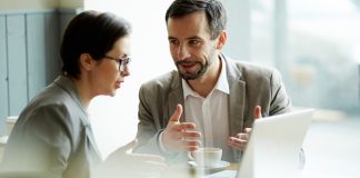 Mentorluk alanı, son yıllarda teknolojik gelişmeler ve değişen çalışma modelleriyle birlikte hızlı bir dönüşüm sürecine girmiş durumda. Geleneksel yüz yüze rehberlik anlayışı yerini daha esnek, veri destekli ve dijital odaklı modellere bırakıyor. Bu değişim, hem bireylerin hem de kurumların gelişim süreçlerini doğrudan etkiliyor. Özellikle mentorluk ekosistemi, yeni trendlerle birlikte daha erişilebilir ve ölçülebilir hale geliyor. Konulu bir haber görseli.