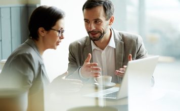 Mentorlukta Yeni Trendler Mentorluk alanı, son yıllarda teknolojik gelişmeler ve değişen çalışma modelleriyle birlikte hızlı bir dönüşüm sürecine girmiş durumda. Geleneksel yüz yüze rehberlik anlayışı yerini daha esnek, veri destekli ve dijital odaklı modellere bırakıyor. Bu değişim, hem bireylerin hem de kurumların gelişim süreçlerini doğrudan etkiliyor. Özellikle mentorluk ekosistemi, yeni trendlerle birlikte daha erişilebilir ve ölçülebilir hale geliyor. Konulu bir haber görseli.