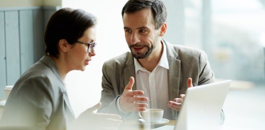 Mentorlukta Yeni Trendler Mentorluk alanı, son yıllarda teknolojik gelişmeler ve değişen çalışma modelleriyle birlikte hızlı bir dönüşüm sürecine girmiş durumda. Geleneksel yüz yüze rehberlik anlayışı yerini daha esnek, veri destekli ve dijital odaklı modellere bırakıyor. Bu değişim, hem bireylerin hem de kurumların gelişim süreçlerini doğrudan etkiliyor. Özellikle mentorluk ekosistemi, yeni trendlerle birlikte daha erişilebilir ve ölçülebilir hale geliyor. Konulu bir haber görseli.