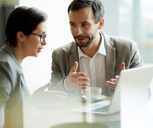 Mentorluk alanı, son yıllarda teknolojik gelişmeler ve değişen çalışma modelleriyle birlikte hızlı bir dönüşüm sürecine girmiş durumda. Geleneksel yüz yüze rehberlik anlayışı yerini daha esnek, veri destekli ve dijital odaklı modellere bırakıyor. Bu değişim, hem bireylerin hem de kurumların gelişim süreçlerini doğrudan etkiliyor. Özellikle mentorluk ekosistemi, yeni trendlerle birlikte daha erişilebilir ve ölçülebilir hale geliyor. Konulu bir haber görseli.