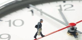 Günümüz iş dünyasında başarıya ulaşmanın en önemli unsurlarından biri zamanı doğru kullanabilmektir. Özellikle mentorluk süreçlerinde zamanın etkili yönetilmesi, hem mentor hem de mentee açısından sürecin verimliliğini doğrudan etkiler. Deneyim paylaşımı, hedef belirleme ve gelişim planlarının uygulanması gibi birçok aşama belirli bir zaman disiplini gerektirir. Bu nedenle mentorlukta zaman yönetimi, başarılı bir rehberlik sürecinin temel taşlarından biri olarak kabul edilir. Konulu bir haber görseli.
