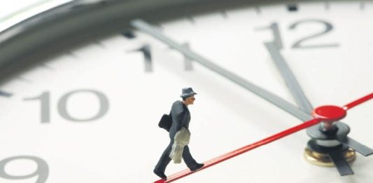 Günümüz iş dünyasında başarıya ulaşmanın en önemli unsurlarından biri zamanı doğru kullanabilmektir. Özellikle mentorluk süreçlerinde zamanın etkili yönetilmesi, hem mentor hem de mentee açısından sürecin verimliliğini doğrudan etkiler. Deneyim paylaşımı, hedef belirleme ve gelişim planlarının uygulanması gibi birçok aşama belirli bir zaman disiplini gerektirir. Bu nedenle mentorlukta zaman yönetimi, başarılı bir rehberlik sürecinin temel taşlarından biri olarak kabul edilir. Konulu bir haber görseli.