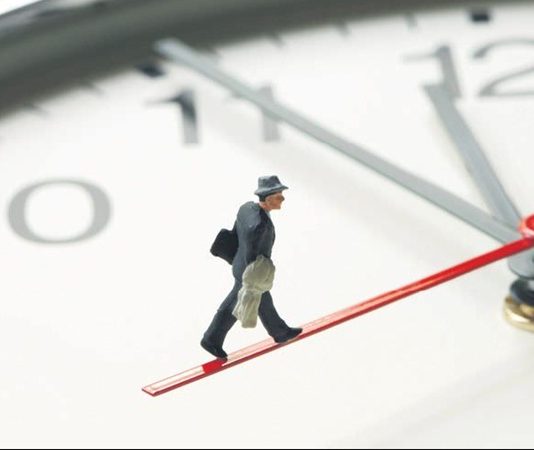 Günümüz iş dünyasında başarıya ulaşmanın en önemli unsurlarından biri zamanı doğru kullanabilmektir. Özellikle mentorluk süreçlerinde zamanın etkili yönetilmesi, hem mentor hem de mentee açısından sürecin verimliliğini doğrudan etkiler. Deneyim paylaşımı, hedef belirleme ve gelişim planlarının uygulanması gibi birçok aşama belirli bir zaman disiplini gerektirir. Bu nedenle mentorlukta zaman yönetimi, başarılı bir rehberlik sürecinin temel taşlarından biri olarak kabul edilir. Konulu bir haber görseli.