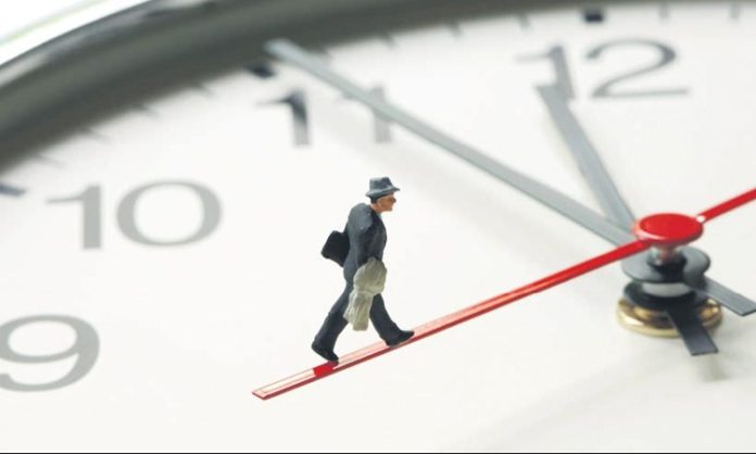 Mentorlukta Zaman Yönetimi Günümüz iş dünyasında başarıya ulaşmanın en önemli unsurlarından biri zamanı doğru kullanabilmektir. Özellikle mentorluk süreçlerinde zamanın etkili yönetilmesi, hem mentor hem de mentee açısından sürecin verimliliğini doğrudan etkiler. Deneyim paylaşımı, hedef belirleme ve gelişim planlarının uygulanması gibi birçok aşama belirli bir zaman disiplini gerektirir. Bu nedenle mentorlukta zaman yönetimi, başarılı bir rehberlik sürecinin temel taşlarından biri olarak kabul edilir. Konulu bir haber görseli.
