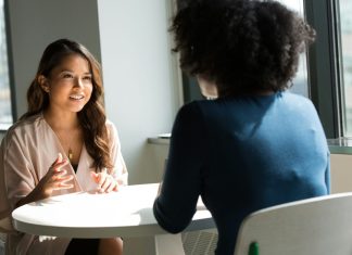 Sektörel Mentorluk Modelleri Günümüz iş dünyasında bilgiye ulaşmak her zamankinden daha kolay hale gelirken, doğru bilgiye doğru zamanda ulaşmak ve bu bilgiyi etkili şekilde kullanabilmek büyük önem taşıyor. Bu noktada sektörel mentorluk uygulamaları, bireylerin ve kurumların gelişim süreçlerinde önemli bir destek mekanizması olarak öne çıkıyor. Farklı sektörlerin kendine özgü dinamikleri bulunduğu için her alanda uygulanabilecek tek bir mentorluk yaklaşımından söz etmek mümkün olmuyor. Bunun yerine sektörün ihtiyaçlarına göre şekillenen mentorluk modelleri, profesyonellerin daha hızlı gelişmesine katkı sağlıyor. Konulu bir haber görseli.