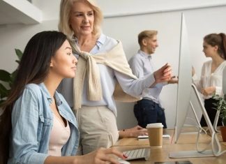 Son yıllarda mentorluk kavramı yalnızca bireysel kariyer gelişimiyle sınırlı kalmayarak daha geniş bir toplumsal etki alanına yayılmış durumda. Eğitimden girişimciliğe, gençlik projelerinden sosyal inovasyona kadar birçok alanda geliştirilen programlar, bireylerin potansiyelini açığa çıkarırken aynı zamanda toplumsal dönüşüme de katkı sağlıyor. Bu bağlamda sosyal etki odaklı mentorluk programları, hem bireyleri hem de toplumları dönüştüren güçlü bir araç haline geliyor. Konulu bir haber görseli.