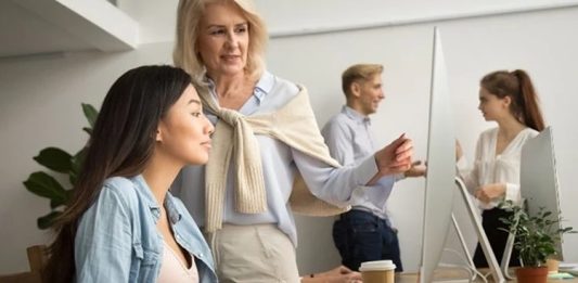 Son yıllarda mentorluk kavramı yalnızca bireysel kariyer gelişimiyle sınırlı kalmayarak daha geniş bir toplumsal etki alanına yayılmış durumda. Eğitimden girişimciliğe, gençlik projelerinden sosyal inovasyona kadar birçok alanda geliştirilen programlar, bireylerin potansiyelini açığa çıkarırken aynı zamanda toplumsal dönüşüme de katkı sağlıyor. Bu bağlamda sosyal etki odaklı mentorluk programları, hem bireyleri hem de toplumları dönüştüren güçlü bir araç haline geliyor. Konulu bir haber görseli.