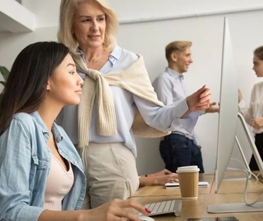 Son yıllarda mentorluk kavramı yalnızca bireysel kariyer gelişimiyle sınırlı kalmayarak daha geniş bir toplumsal etki alanına yayılmış durumda. Eğitimden girişimciliğe, gençlik projelerinden sosyal inovasyona kadar birçok alanda geliştirilen programlar, bireylerin potansiyelini açığa çıkarırken aynı zamanda toplumsal dönüşüme de katkı sağlıyor. Bu bağlamda sosyal etki odaklı mentorluk programları, hem bireyleri hem de toplumları dönüştüren güçlü bir araç haline geliyor. Konulu bir haber görseli.