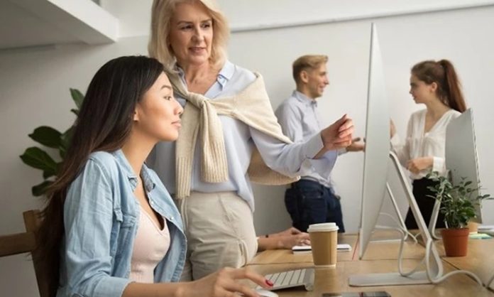 Son yıllarda mentorluk kavramı yalnızca bireysel kariyer gelişimiyle sınırlı kalmayarak daha geniş bir toplumsal etki alanına yayılmış durumda. Eğitimden girişimciliğe, gençlik projelerinden sosyal inovasyona kadar birçok alanda geliştirilen programlar, bireylerin potansiyelini açığa çıkarırken aynı zamanda toplumsal dönüşüme de katkı sağlıyor. Bu bağlamda sosyal etki odaklı mentorluk programları, hem bireyleri hem de toplumları dönüştüren güçlü bir araç haline geliyor. Konulu bir haber görseli.