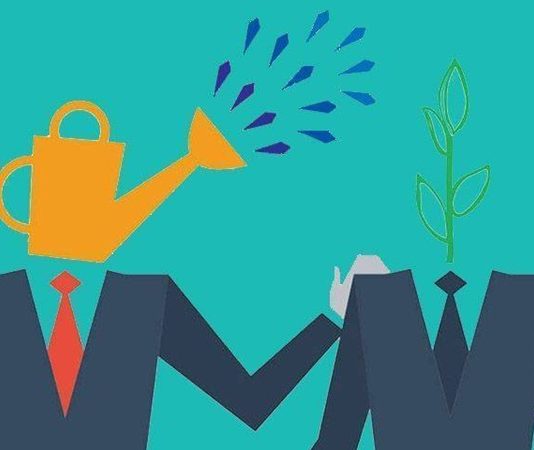 Startup’lar İçin Mentorun Önemi Günümüzde hızla büyüyen girişimcilik ekosisteminde başarılı bir iş modeli oluşturmak kadar bu modeli doğru şekilde yönetebilmek de büyük önem taşıyor. Özellikle yeni kurulan Startup şirketleri, sınırlı kaynaklarla büyük hedeflere ulaşmaya çalışırken deneyimli isimlerin rehberliğine ihtiyaç duyabiliyor. Bu noktada Mentor desteği, girişimlerin karşılaşabileceği riskleri daha doğru analiz etmesine ve stratejik kararlarını daha bilinçli şekilde almasına katkı sağlıyor. Konulu bir haber görseli.