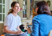 Sürdürülebilirlik Odaklı Mentorluk Mentorluk ve sürdürülebilirlik kavramlarının giderek daha fazla önem kazandığı günümüzde, bireylerin ve kurumların uzun vadeli başarı elde etmesinde rehberlik süreçleri kritik bir rol oynuyor. Özellikle çevresel, sosyal ve ekonomik hedefleri merkeze alan işletmeler için sürdürülebilirlik, yalnızca bir kurumsal sorumluluk anlayışı değil, aynı zamanda rekabet avantajı sağlayan stratejik bir yaklaşım haline geliyor. Bu noktada mentorluk süreçleri, sürdürülebilir büyüme hedeflerine ulaşmak isteyen girişimcilere ve kurumlara önemli katkılar sunuyor. Konulu bir haber görseli.