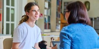Mentorluk ve sürdürülebilirlik kavramlarının giderek daha fazla önem kazandığı günümüzde, bireylerin ve kurumların uzun vadeli başarı elde etmesinde rehberlik süreçleri kritik bir rol oynuyor. Özellikle çevresel, sosyal ve ekonomik hedefleri merkeze alan işletmeler için sürdürülebilirlik, yalnızca bir kurumsal sorumluluk anlayışı değil, aynı zamanda rekabet avantajı sağlayan stratejik bir yaklaşım haline geliyor. Bu noktada mentorluk süreçleri, sürdürülebilir büyüme hedeflerine ulaşmak isteyen girişimcilere ve kurumlara önemli katkılar sunuyor. Konulu bir haber görseli.