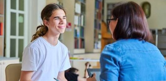 Sürdürülebilirlik Odaklı Mentorluk Mentorluk ve sürdürülebilirlik kavramlarının giderek daha fazla önem kazandığı günümüzde, bireylerin ve kurumların uzun vadeli başarı elde etmesinde rehberlik süreçleri kritik bir rol oynuyor. Özellikle çevresel, sosyal ve ekonomik hedefleri merkeze alan işletmeler için sürdürülebilirlik, yalnızca bir kurumsal sorumluluk anlayışı değil, aynı zamanda rekabet avantajı sağlayan stratejik bir yaklaşım haline geliyor. Bu noktada mentorluk süreçleri, sürdürülebilir büyüme hedeflerine ulaşmak isteyen girişimcilere ve kurumlara önemli katkılar sunuyor. Konulu bir haber görseli.