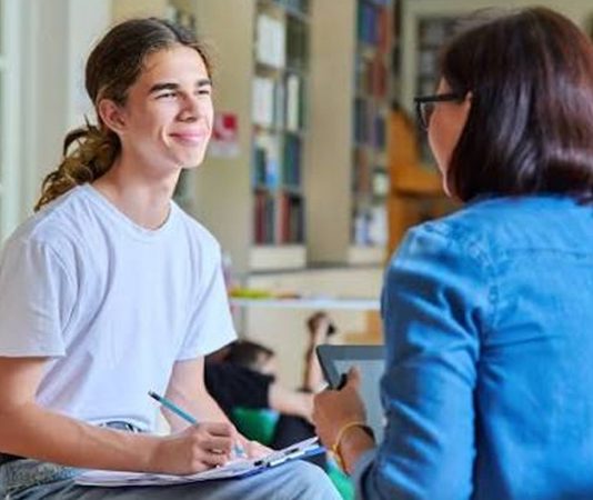 Sürdürülebilirlik Odaklı Mentorluk Mentorluk ve sürdürülebilirlik kavramlarının giderek daha fazla önem kazandığı günümüzde, bireylerin ve kurumların uzun vadeli başarı elde etmesinde rehberlik süreçleri kritik bir rol oynuyor. Özellikle çevresel, sosyal ve ekonomik hedefleri merkeze alan işletmeler için sürdürülebilirlik, yalnızca bir kurumsal sorumluluk anlayışı değil, aynı zamanda rekabet avantajı sağlayan stratejik bir yaklaşım haline geliyor. Bu noktada mentorluk süreçleri, sürdürülebilir büyüme hedeflerine ulaşmak isteyen girişimcilere ve kurumlara önemli katkılar sunuyor. Konulu bir haber görseli.
