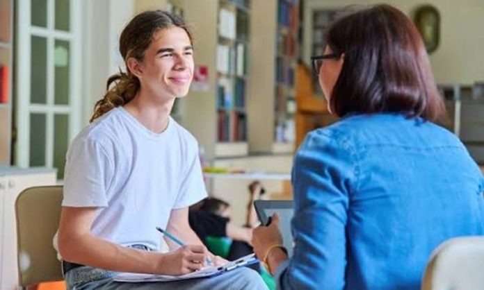 Sürdürülebilirlik Odaklı Mentorluk Mentorluk ve sürdürülebilirlik kavramlarının giderek daha fazla önem kazandığı günümüzde, bireylerin ve kurumların uzun vadeli başarı elde etmesinde rehberlik süreçleri kritik bir rol oynuyor. Özellikle çevresel, sosyal ve ekonomik hedefleri merkeze alan işletmeler için sürdürülebilirlik, yalnızca bir kurumsal sorumluluk anlayışı değil, aynı zamanda rekabet avantajı sağlayan stratejik bir yaklaşım haline geliyor. Bu noktada mentorluk süreçleri, sürdürülebilir büyüme hedeflerine ulaşmak isteyen girişimcilere ve kurumlara önemli katkılar sunuyor. Konulu bir haber görseli.