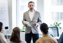 Teknoloji Girişimlerinde Mentorluk Teknoloji odaklı girişimlerin hızla arttığı günümüzde Teknoloji Girişimlerinde Mentorluk, başarılı şirketlerin ortaya çıkmasında önemli bir rol üstleniyor. Girişimcilerin karşılaştığı teknik, finansal ve stratejik zorlukların aşılmasında deneyimli mentorların sunduğu rehberlik, büyüme sürecini hızlandıran en önemli unsurlar arasında gösteriliyor. Özellikle rekabetin yoğun olduğu teknoloji sektöründe doğru yönlendirmeler, girişimlerin sürdürülebilir başarı elde etmesine katkı sağlıyor. Konulu bir haber görseli.