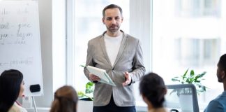 Teknoloji Girişimlerinde Mentorluk Teknoloji odaklı girişimlerin hızla arttığı günümüzde Teknoloji Girişimlerinde Mentorluk, başarılı şirketlerin ortaya çıkmasında önemli bir rol üstleniyor. Girişimcilerin karşılaştığı teknik, finansal ve stratejik zorlukların aşılmasında deneyimli mentorların sunduğu rehberlik, büyüme sürecini hızlandıran en önemli unsurlar arasında gösteriliyor. Özellikle rekabetin yoğun olduğu teknoloji sektöründe doğru yönlendirmeler, girişimlerin sürdürülebilir başarı elde etmesine katkı sağlıyor. Konulu bir haber görseli.
