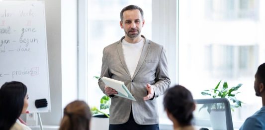 Teknoloji Girişimlerinde Mentorluk Teknoloji odaklı girişimlerin hızla arttığı günümüzde Teknoloji Girişimlerinde Mentorluk, başarılı şirketlerin ortaya çıkmasında önemli bir rol üstleniyor. Girişimcilerin karşılaştığı teknik, finansal ve stratejik zorlukların aşılmasında deneyimli mentorların sunduğu rehberlik, büyüme sürecini hızlandıran en önemli unsurlar arasında gösteriliyor. Özellikle rekabetin yoğun olduğu teknoloji sektöründe doğru yönlendirmeler, girişimlerin sürdürülebilir başarı elde etmesine katkı sağlıyor. Konulu bir haber görseli.