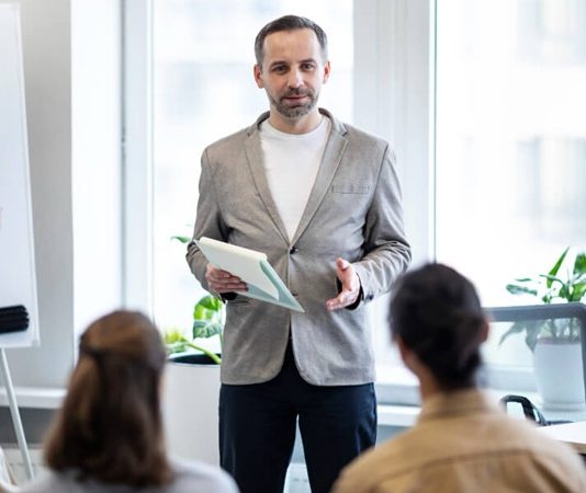 Teknoloji Girişimlerinde Mentorluk Teknoloji odaklı girişimlerin hızla arttığı günümüzde Teknoloji Girişimlerinde Mentorluk, başarılı şirketlerin ortaya çıkmasında önemli bir rol üstleniyor. Girişimcilerin karşılaştığı teknik, finansal ve stratejik zorlukların aşılmasında deneyimli mentorların sunduğu rehberlik, büyüme sürecini hızlandıran en önemli unsurlar arasında gösteriliyor. Özellikle rekabetin yoğun olduğu teknoloji sektöründe doğru yönlendirmeler, girişimlerin sürdürülebilir başarı elde etmesine katkı sağlıyor. Konulu bir haber görseli.
