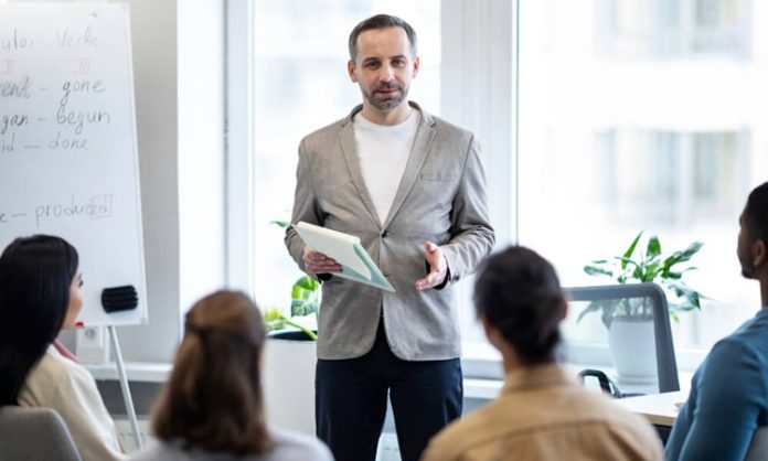 Teknoloji Girişimlerinde Mentorluk Teknoloji odaklı girişimlerin hızla arttığı günümüzde Teknoloji Girişimlerinde Mentorluk, başarılı şirketlerin ortaya çıkmasında önemli bir rol üstleniyor. Girişimcilerin karşılaştığı teknik, finansal ve stratejik zorlukların aşılmasında deneyimli mentorların sunduğu rehberlik, büyüme sürecini hızlandıran en önemli unsurlar arasında gösteriliyor. Özellikle rekabetin yoğun olduğu teknoloji sektöründe doğru yönlendirmeler, girişimlerin sürdürülebilir başarı elde etmesine katkı sağlıyor. Konulu bir haber görseli.