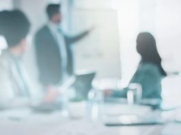 Teknoparklarda Mentorluk Sistemleri Teknoloji odaklı girişimlerin gelişiminde önemli bir rol üstlenen teknoparklar, yalnızca fiziksel çalışma alanları sunan yapılar olmaktan çıkıp kapsamlı destek merkezlerine dönüşmüş durumda. Özellikle yenilikçi fikirlerin ticarileşme sürecinde karşılaşılan zorluklar, girişimcilerin deneyimli isimlerden destek almasını zorunlu hale getiriyor. Bu noktada mentorluk sistemleri, teknoparkların en değerli hizmetlerinden biri olarak öne çıkıyor. Konulu bir haber görseli.