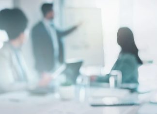 Teknoparklarda Mentorluk Sistemleri Teknoloji odaklı girişimlerin gelişiminde önemli bir rol üstlenen teknoparklar, yalnızca fiziksel çalışma alanları sunan yapılar olmaktan çıkıp kapsamlı destek merkezlerine dönüşmüş durumda. Özellikle yenilikçi fikirlerin ticarileşme sürecinde karşılaşılan zorluklar, girişimcilerin deneyimli isimlerden destek almasını zorunlu hale getiriyor. Bu noktada mentorluk sistemleri, teknoparkların en değerli hizmetlerinden biri olarak öne çıkıyor. Konulu bir haber görseli.