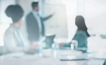 Teknoparklarda Mentorluk Sistemleri Teknoloji odaklı girişimlerin gelişiminde önemli bir rol üstlenen teknoparklar, yalnızca fiziksel çalışma alanları sunan yapılar olmaktan çıkıp kapsamlı destek merkezlerine dönüşmüş durumda. Özellikle yenilikçi fikirlerin ticarileşme sürecinde karşılaşılan zorluklar, girişimcilerin deneyimli isimlerden destek almasını zorunlu hale getiriyor. Bu noktada mentorluk sistemleri, teknoparkların en değerli hizmetlerinden biri olarak öne çıkıyor. Konulu bir haber görseli.