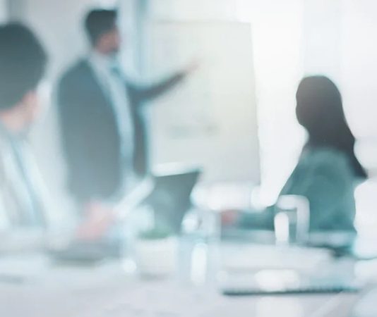 Teknoparklarda Mentorluk Sistemleri Teknoloji odaklı girişimlerin gelişiminde önemli bir rol üstlenen teknoparklar, yalnızca fiziksel çalışma alanları sunan yapılar olmaktan çıkıp kapsamlı destek merkezlerine dönüşmüş durumda. Özellikle yenilikçi fikirlerin ticarileşme sürecinde karşılaşılan zorluklar, girişimcilerin deneyimli isimlerden destek almasını zorunlu hale getiriyor. Bu noktada mentorluk sistemleri, teknoparkların en değerli hizmetlerinden biri olarak öne çıkıyor. Konulu bir haber görseli.