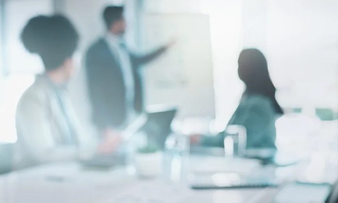 Teknoparklarda Mentorluk Sistemleri Teknoloji odaklı girişimlerin gelişiminde önemli bir rol üstlenen teknoparklar, yalnızca fiziksel çalışma alanları sunan yapılar olmaktan çıkıp kapsamlı destek merkezlerine dönüşmüş durumda. Özellikle yenilikçi fikirlerin ticarileşme sürecinde karşılaşılan zorluklar, girişimcilerin deneyimli isimlerden destek almasını zorunlu hale getiriyor. Bu noktada mentorluk sistemleri, teknoparkların en değerli hizmetlerinden biri olarak öne çıkıyor. Konulu bir haber görseli.