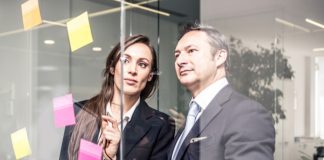 Türkiye’de Mentorluk Ekosisteminin Geleceği Bilgi ekonomisinin giderek güç kazandığı günümüzde, deneyim paylaşımı ve profesyonel rehberlik her zamankinden daha önemli hale geliyor. Özellikle girişimcilik, teknoloji, eğitim ve kurumsal gelişim alanlarında mentorluk faaliyetleri, bireylerin ve kurumların daha hızlı ilerlemesine katkı sağlıyor. Türkiye'de de son yıllarda mentorluk uygulamalarına olan ilgi belirgin şekilde artarken, farklı sektörlerde oluşturulan programlar sayesinde bilgi ve deneyim aktarımı daha sistemli bir yapıya kavuşuyor. Bu gelişmeler, ülkenin profesyonel gelişim kültürünün güçlenmesine önemli katkılar sunuyor. Konulu bir haber görseli.