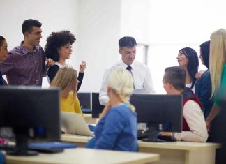 Uluslararası Mentorluk Ağları Küreselleşen iş dünyasında bilgiye erişim kadar doğru yönlendirmeye ulaşmak da büyük önem taşıyor. Özellikle girişimcilik, kariyer planlaması ve profesyonel gelişim alanlarında bireylerin ihtiyaç duyduğu rehberlik, artık yerel sınırların ötesine taşınmış durumda. Bu dönüşümün en önemli unsurlarından biri olan uluslararası mentorluk ağları, farklı ülkelerden mentorlar ile menteeleri aynı platformlarda buluşturarak bilgi paylaşımını küresel boyuta taşıyor. Günümüzde teknolojinin sunduğu imkanlarla gelişen bu ağlar, bireylerin yalnızca kendi ülkelerindeki deneyimlerden değil, dünyanın farklı bölgelerindeki uzmanların bilgi birikimlerinden de yararlanmasını sağlıyor. Konulu bir haber görseli.