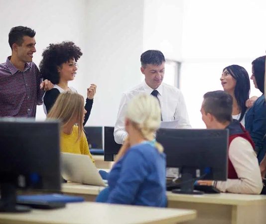 Uluslararası Mentorluk Ağları Küreselleşen iş dünyasında bilgiye erişim kadar doğru yönlendirmeye ulaşmak da büyük önem taşıyor. Özellikle girişimcilik, kariyer planlaması ve profesyonel gelişim alanlarında bireylerin ihtiyaç duyduğu rehberlik, artık yerel sınırların ötesine taşınmış durumda. Bu dönüşümün en önemli unsurlarından biri olan uluslararası mentorluk ağları, farklı ülkelerden mentorlar ile menteeleri aynı platformlarda buluşturarak bilgi paylaşımını küresel boyuta taşıyor. Günümüzde teknolojinin sunduğu imkanlarla gelişen bu ağlar, bireylerin yalnızca kendi ülkelerindeki deneyimlerden değil, dünyanın farklı bölgelerindeki uzmanların bilgi birikimlerinden de yararlanmasını sağlıyor. Konulu bir haber görseli.
