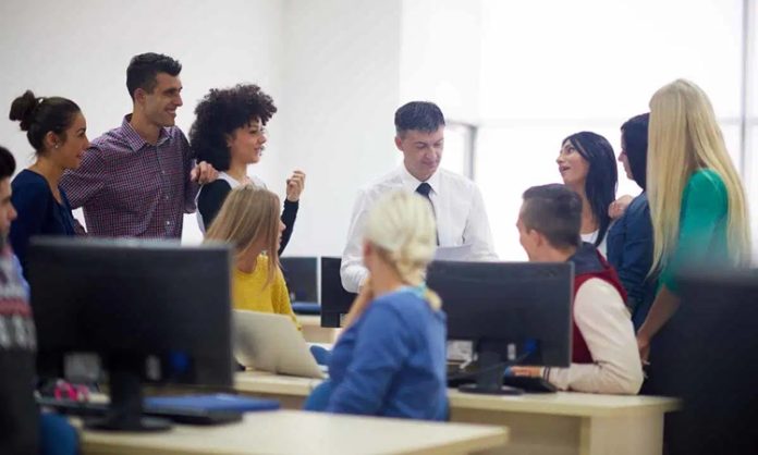 Uluslararası Mentorluk Ağları Küreselleşen iş dünyasında bilgiye erişim kadar doğru yönlendirmeye ulaşmak da büyük önem taşıyor. Özellikle girişimcilik, kariyer planlaması ve profesyonel gelişim alanlarında bireylerin ihtiyaç duyduğu rehberlik, artık yerel sınırların ötesine taşınmış durumda. Bu dönüşümün en önemli unsurlarından biri olan uluslararası mentorluk ağları, farklı ülkelerden mentorlar ile menteeleri aynı platformlarda buluşturarak bilgi paylaşımını küresel boyuta taşıyor. Günümüzde teknolojinin sunduğu imkanlarla gelişen bu ağlar, bireylerin yalnızca kendi ülkelerindeki deneyimlerden değil, dünyanın farklı bölgelerindeki uzmanların bilgi birikimlerinden de yararlanmasını sağlıyor. Konulu bir haber görseli.