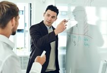 Üniversitelerde Mentorluk Uygulamaları Üniversitelerde hayata geçirilen Mentorluk Uygulamaları, öğrencilerin akademik ve profesyonel gelişim süreçlerine önemli katkılar sunan eğitim modelleri arasında yer alıyor. Eğitim hayatı boyunca deneyimli akademisyenler, sektör temsilcileri ve mezunlarla bir araya gelen öğrenciler, kariyer planlamalarını daha bilinçli şekilde yapma fırsatı elde ediyor. Bilgi ve deneyim paylaşımını esas alan bu sistem, gençlerin iş dünyasına daha donanımlı hazırlanmasını destekliyor. Konulu bir haber görseli.