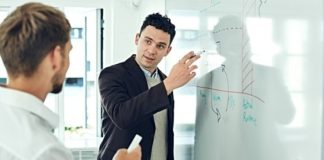 Üniversitelerde Mentorluk Uygulamaları Üniversitelerde hayata geçirilen Mentorluk Uygulamaları, öğrencilerin akademik ve profesyonel gelişim süreçlerine önemli katkılar sunan eğitim modelleri arasında yer alıyor. Eğitim hayatı boyunca deneyimli akademisyenler, sektör temsilcileri ve mezunlarla bir araya gelen öğrenciler, kariyer planlamalarını daha bilinçli şekilde yapma fırsatı elde ediyor. Bilgi ve deneyim paylaşımını esas alan bu sistem, gençlerin iş dünyasına daha donanımlı hazırlanmasını destekliyor. Konulu bir haber görseli.