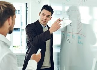 Üniversitelerde Mentorluk Uygulamaları Üniversitelerde hayata geçirilen Mentorluk Uygulamaları, öğrencilerin akademik ve profesyonel gelişim süreçlerine önemli katkılar sunan eğitim modelleri arasında yer alıyor. Eğitim hayatı boyunca deneyimli akademisyenler, sektör temsilcileri ve mezunlarla bir araya gelen öğrenciler, kariyer planlamalarını daha bilinçli şekilde yapma fırsatı elde ediyor. Bilgi ve deneyim paylaşımını esas alan bu sistem, gençlerin iş dünyasına daha donanımlı hazırlanmasını destekliyor. Konulu bir haber görseli.
