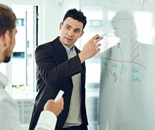 Üniversitelerde Mentorluk Uygulamaları Üniversitelerde hayata geçirilen Mentorluk Uygulamaları, öğrencilerin akademik ve profesyonel gelişim süreçlerine önemli katkılar sunan eğitim modelleri arasında yer alıyor. Eğitim hayatı boyunca deneyimli akademisyenler, sektör temsilcileri ve mezunlarla bir araya gelen öğrenciler, kariyer planlamalarını daha bilinçli şekilde yapma fırsatı elde ediyor. Bilgi ve deneyim paylaşımını esas alan bu sistem, gençlerin iş dünyasına daha donanımlı hazırlanmasını destekliyor. Konulu bir haber görseli.