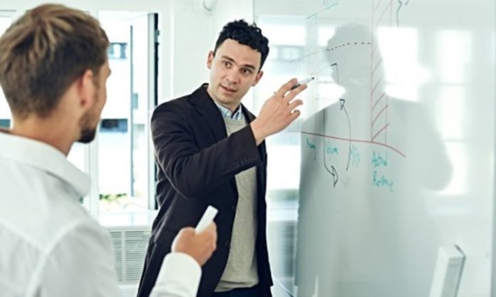 Üniversitelerde Mentorluk Uygulamaları Üniversitelerde hayata geçirilen Mentorluk Uygulamaları, öğrencilerin akademik ve profesyonel gelişim süreçlerine önemli katkılar sunan eğitim modelleri arasında yer alıyor. Eğitim hayatı boyunca deneyimli akademisyenler, sektör temsilcileri ve mezunlarla bir araya gelen öğrenciler, kariyer planlamalarını daha bilinçli şekilde yapma fırsatı elde ediyor. Bilgi ve deneyim paylaşımını esas alan bu sistem, gençlerin iş dünyasına daha donanımlı hazırlanmasını destekliyor. Konulu bir haber görseli.