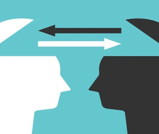 Üniversite eğitimini tamamlayan gençler için profesyonel hayata geçiş süreci heyecan verici olduğu kadar zorlu da olabiliyor. Eğitim hayatında kazanılan teorik bilgiler iş dünyasına adım atarken önemli bir temel oluştursa da sektör dinamiklerini anlamak, doğru kariyer kararları almak ve profesyonel çevre edinmek gibi konularda ek desteğe ihtiyaç duyulabiliyor. Bu noktada mentorluk programları, yeni mezunların kariyer yolculuğunda önemli bir rehber olarak öne çıkıyor. Konulu bir haber görseli.