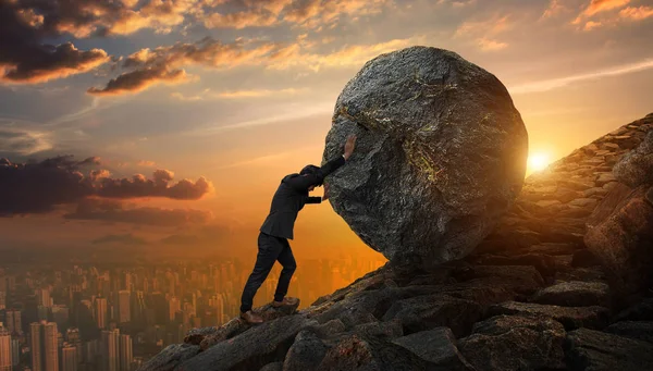 depositphotos_162666166-stock-photo-business-man-pushing-large-stone Günümüz iş dünyasında, eğitim kurumlarında ve kişisel gelişim programlarında mentorluk kavramı her geçen gün daha fazla önem kazanıyor. Deneyimli kişilerin bilgi ve tecrübelerini daha az deneyime sahip bireylerle paylaşmasını ifade eden mentorluk, kariyer gelişiminden akademik başarıya kadar pek çok alanda olumlu sonuçlar ortaya çıkarabiliyor. Ancak bu süreç yalnızca menteeler için değil, mentorlar için de çeşitli sorumluluklar ve zorluklar barındırıyor. Konulu bir haber görseli.